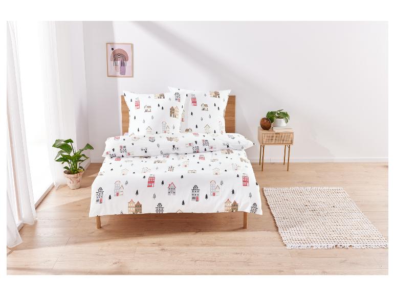 Draps avec un motif de maisons en rouge, marron et gris.