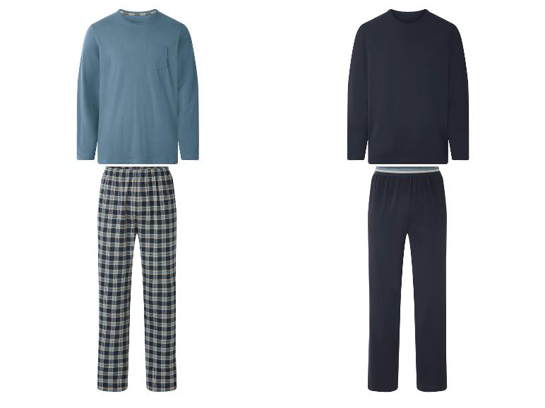 Deux ensembles de pyjamas pour hommes : un haut bleu avec un pantalon à carreaux et un haut bleu marine avec un pantalon bleu marine.