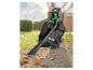 Un homme utilise un souffleur à feuilles Parkside pour nettoyer les feuilles d'automne.