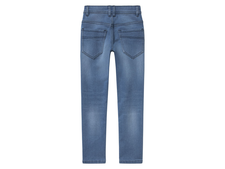 Un jean bleu pour enfant.