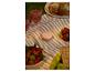 Pique-nique avec boissons, pâtisseries, fraises et une enceinte portable rose.
