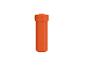 Conteneur orange pour kit de réparation avec couvercle vissé, debout sur fond blanc.