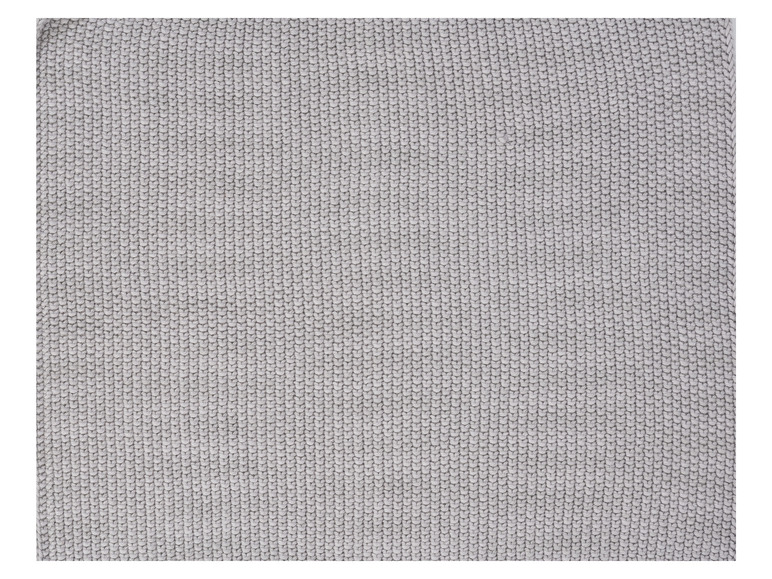 Gros plan sur un tissu gris tricoté.