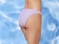 Une femme porte un bas de bikini lilas clair sur un fond bleu.