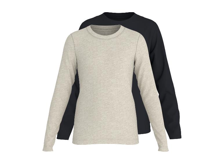 Deux t-shirts à manches longues : un clair et un bleu foncé.