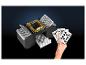 Un mélangeur de cartes automatique avec des cartes dans une main.