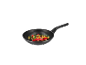 Légumes sautés dans une poêle noire.