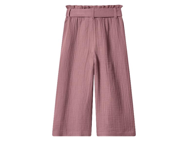 Pantalon rose large à taille haute avec ceinture.