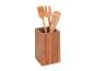 Ustensiles de cuisine en bois dans un support en bambou.
