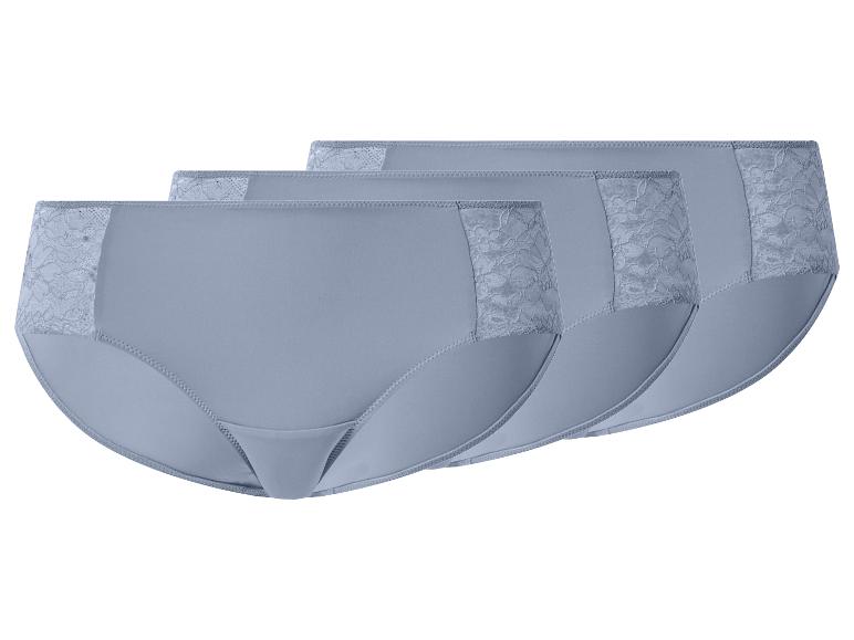 Trois culottes femme bleu clair avec détails en dentelle.