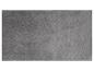 Tapis de bain rectangulaire gris avec un motif de losanges en relief.