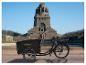 Vélo cargo électrique noir SachsenRad devant un monument.
