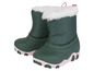 Deux bottes d'hiver vertes avec une semelle rose et une doublure blanche.