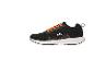 Chaussures de sport noires avec lacets orange et détails blancs.