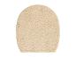 Un tapis de toilette beige clair et moelleux.