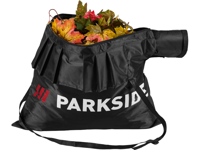 Sac noir de ramassage de feuilles rempli de feuilles d'automne colorées.