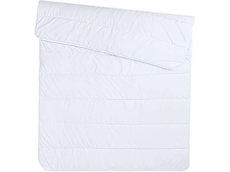Couette blanche matelassée avec surpiqûres horizontales.