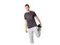 Homme en t-shirt de sport gris et pantalon de survêtement gris s'étirant.