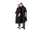 Deux personnes portant des ponchos de pluie noirs, debout sur fond blanc.