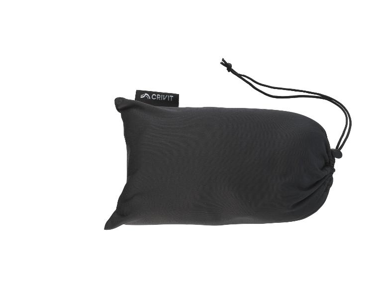 Un sac noir à cordon, avec une étiquette Crivit.
