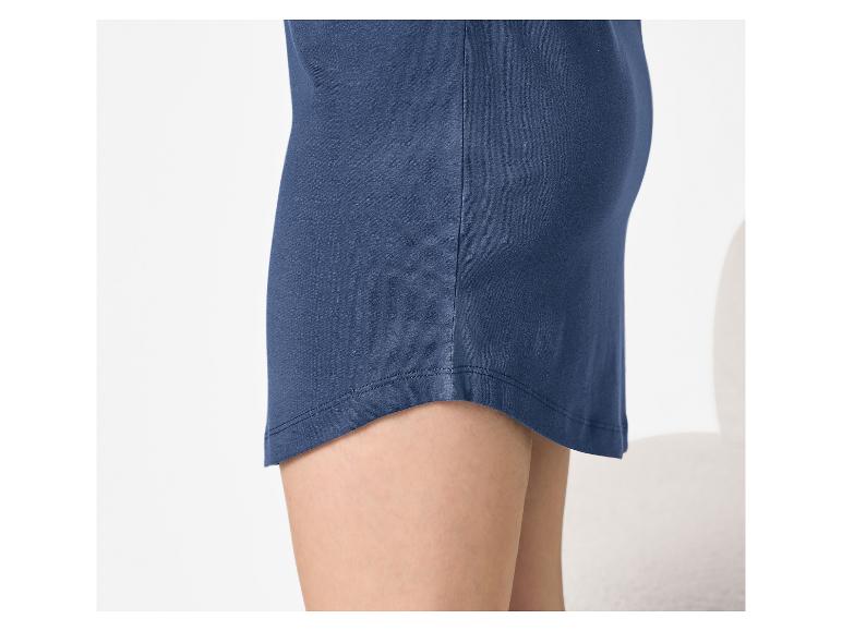 Gros plan d'une femme portant une chemise de nuit bleue, montrant l'ourlet et une partie de ses jambes.