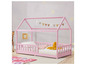 Un lit rose en forme de maison pour enfants avec un matelas et un ourson en peluche.