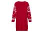 Pull rouge avec des motifs de Noël blancs.