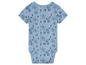 Un body bébé à manches courtes, bleu clair avec un imprimé de coquillages et d'étoiles de mer.