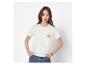 Femme en t-shirt blanc avec citron brodé et jean bleu.
