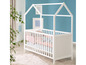 Lit bébé en bois blanc en forme de maison.