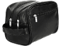 Trousse de toilette homme en cuir noir avec plusieurs fermetures éclair.