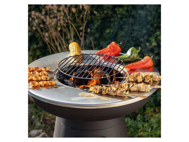 Barbecue avec épis de maïs, poivrons et brochettes de viande et crevettes, grille centrale.
