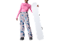 Femme en haut de ski rose et pantalon de ski à motifs tenant un snowboard blanc.