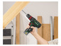 Une personne utilise un tournevis Parkside X-Power pour percer du bois.