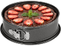 Gâteau au chocolat avec des fraises dans un moule à charnière.