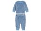 Un pyjama bébé bleu à manches longues et un pantalon avec un motif de flocons de neige.