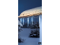 Guirlande lumineuse de Noël à LED en forme de glaçons suspendue à une gouttière enneigée.