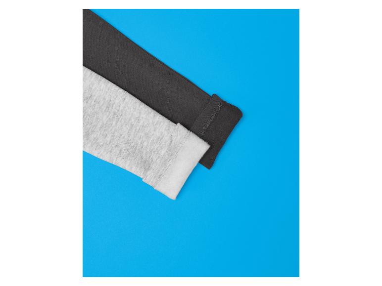 Deux échantillons de tissu, un gris et un gris foncé, sur fond bleu.