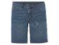 Shorts en jean bleu foncé.
