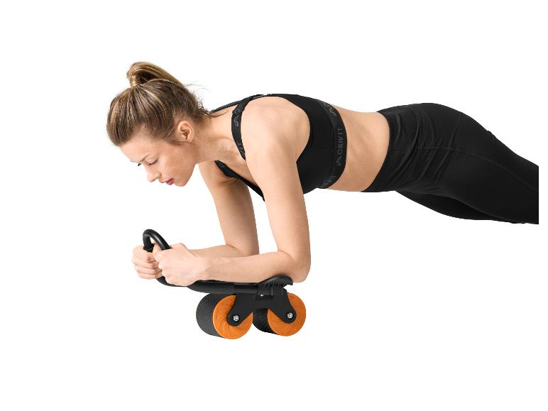 Femme utilisant une roue abdominale Crivit pour l'exercice.