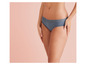 Une femme porte une culotte bleue en dentelle.