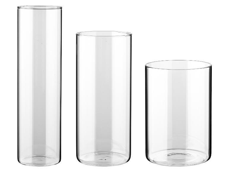 Trois vases cylindriques en verre transparent de différentes hauteurs.