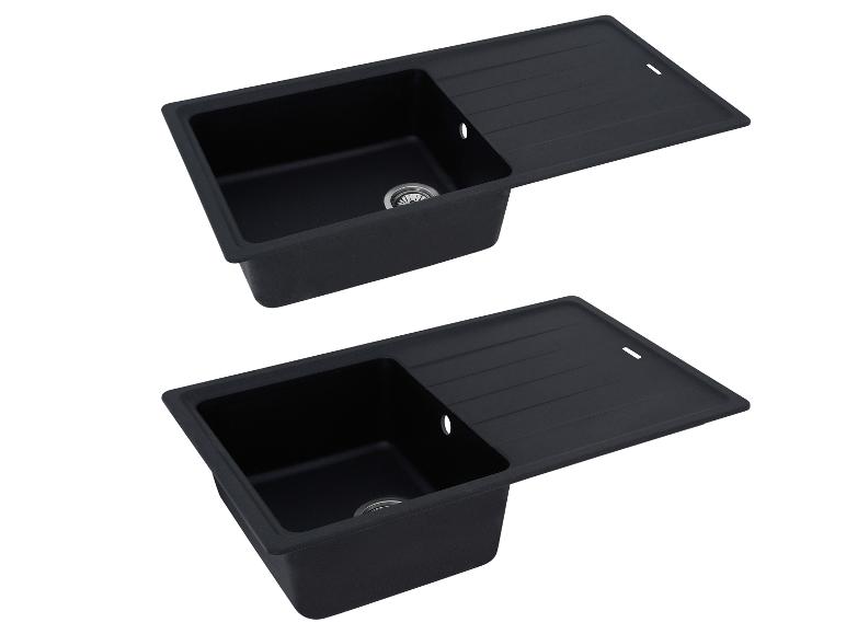 Deux éviers de cuisine noirs avec égouttoirs, vus sous différents angles.