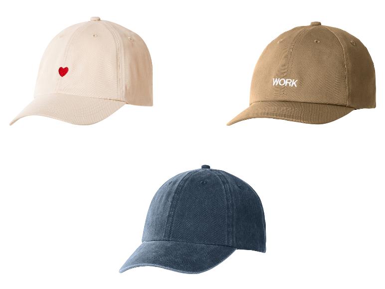 Trois casquettes de baseball : beige avec un cœur rouge, marron avec le mot « WORK » et bleue.