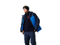 Homme avec bonnet, lunettes de ski, veste de ski bleue et pantalon de ski.