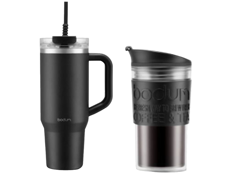 Deux tasses de voyage noires, l'une avec anse et paille, l'autre avec l'étiquette 'Coffee & Tea'.