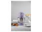 Robot pâtissier lilas avec bol et biscuits