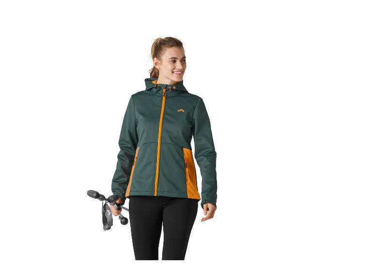 Femme portant une veste softshell bleu marine et orange McKinley et des bâtons de randonnée.