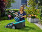 Une femme utilisant une tondeuse à gazon électrique Bosch dans le jardin.