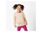 Une jeune fille portant un sweat beige à volants et un legging rose.